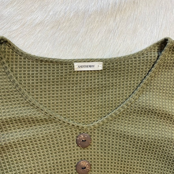 green waffle knit long-sleeved peplum top with bell sleeves - Picture 5 of 7